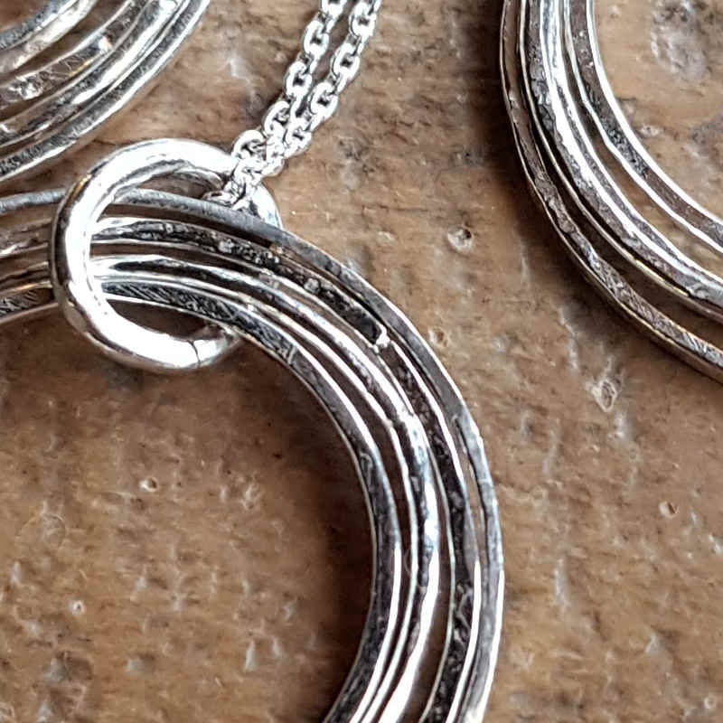 Silverhalsband Spira, detaljbild.