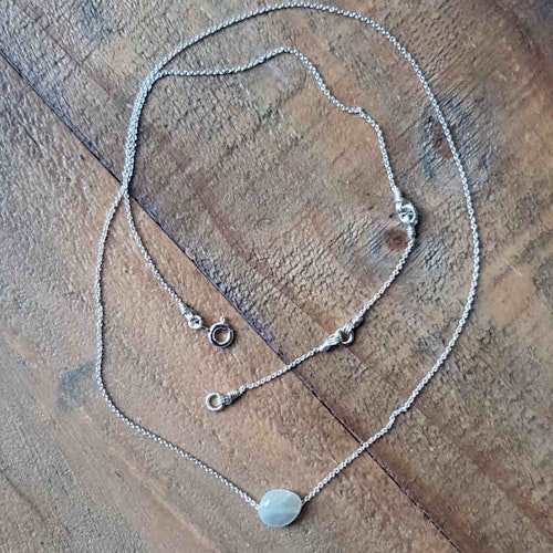 Silverhalsband Tiny Pebbles vit månsten