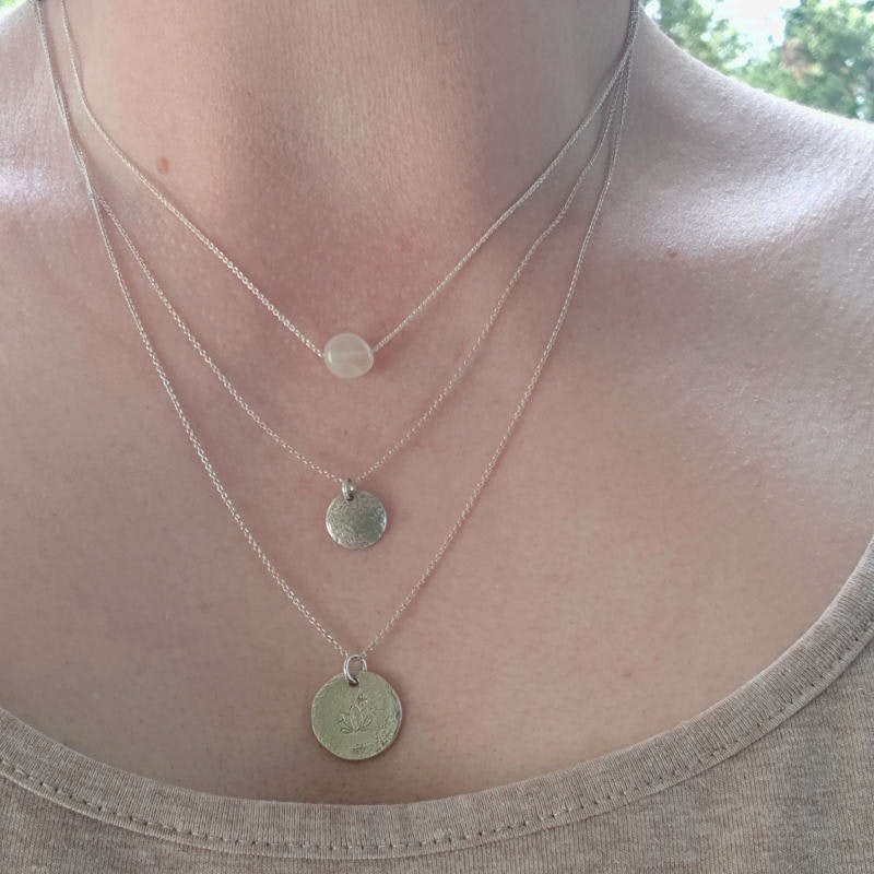 Silverhalsband Tiny pebbles vit månsten tillsammans med silverhalsband La Luna grace & silverhalsband Lotus på person.