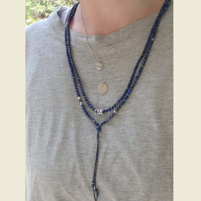 Halsbandet kan även bäras som ett kortare halsband, då virat två varv.