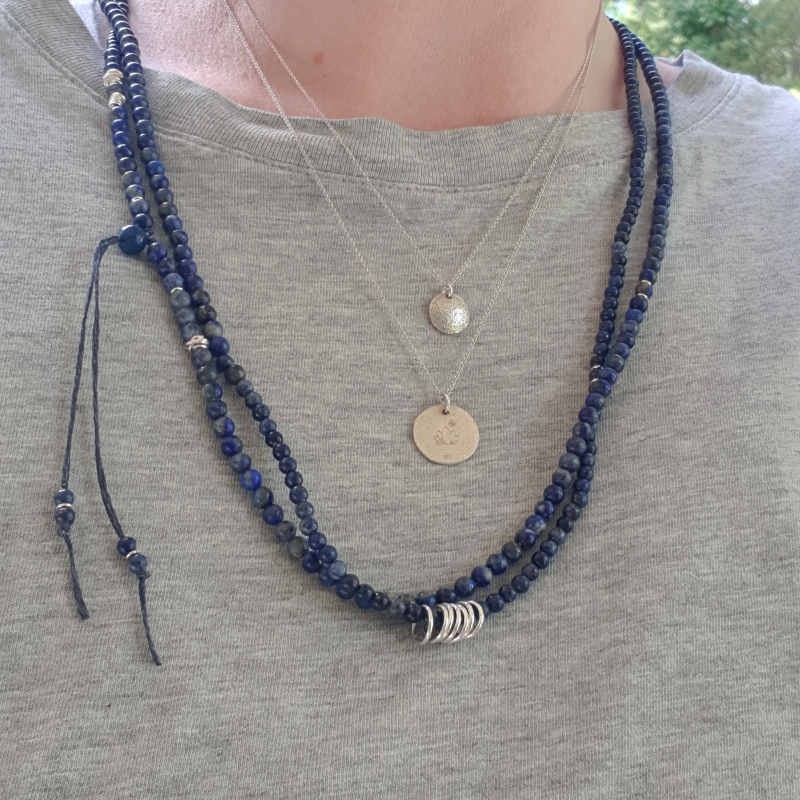 Halsbandet med Lapis lazuli, här tillsammans med silverhalsbanden La Luna grace & Lotus.