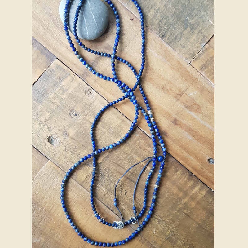 Långt halsband med Lapis lazuli & små silverdetaljer, knutet med svensk lintråd i midnattsblå nyans.