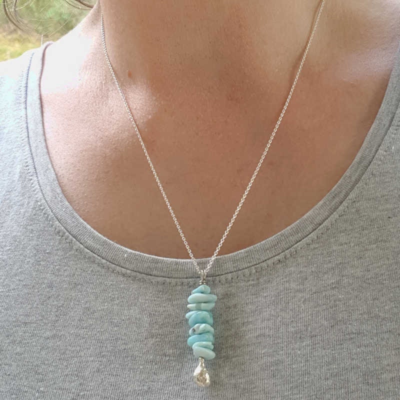 Silverhalsband Kustväg Larimar med en somrig känsla.