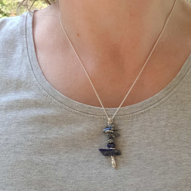 Silverhalsband Kustväg Lapis Lazuli gnistrar vackert i midnattsblå nyanser