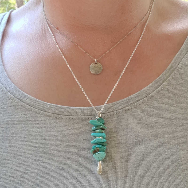 Silverhalsband Kustväg Turkos buret tillsammans med silverhalsband La Luna grace.