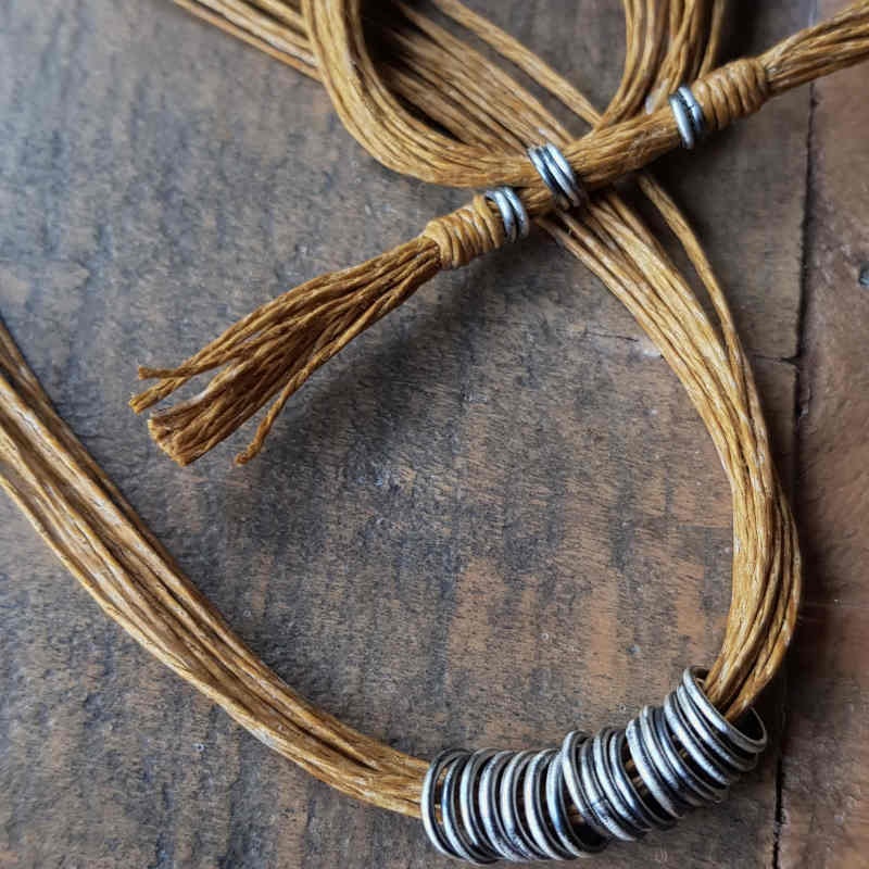 Halsband Tvinna umbra, de små silverringarna vi fästet gör att längden på halsbandet går att anpassa.