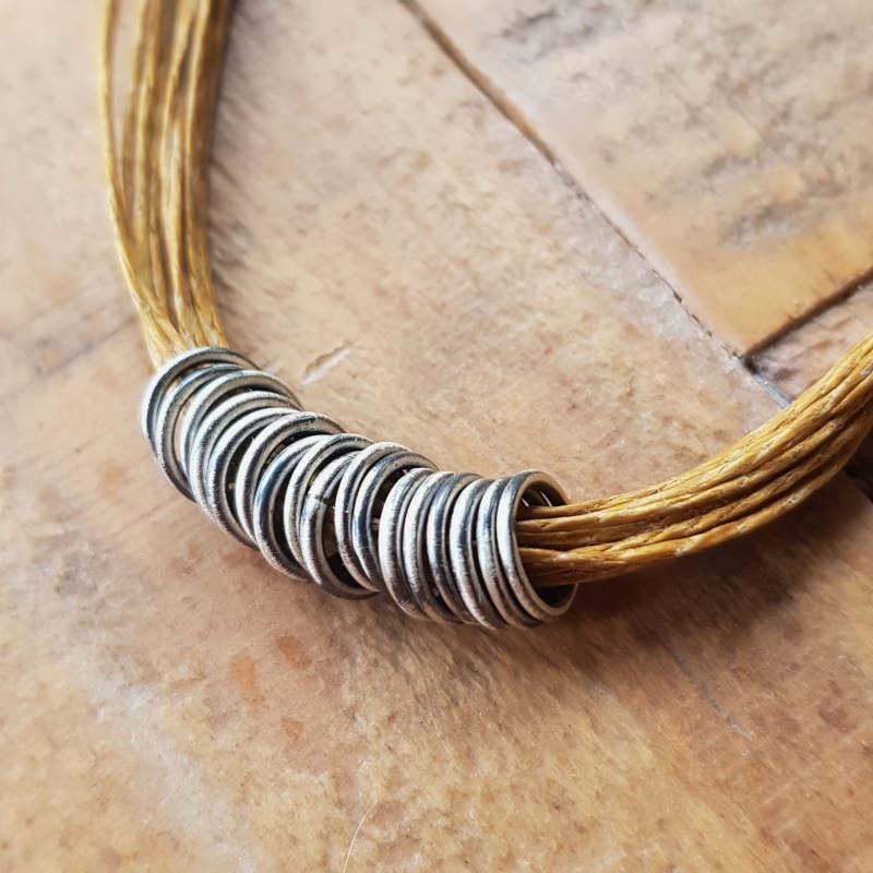 Halsband Tvinna umbra, silverringarna är oxiderade & sedan mattborstade.