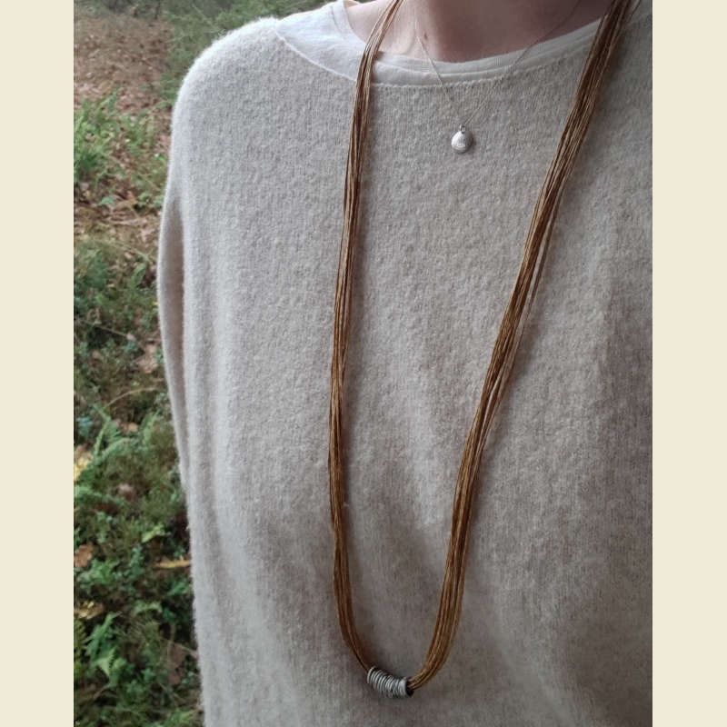 Halsband Tvinna umbra tillsammans med silverhalsband La Luna grace & silverhalsband Lotus.