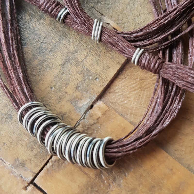 Halsband Tvinna kakaobrun, de små silverringarna vi fästet gör att längden på halsbandet går att anpassa.