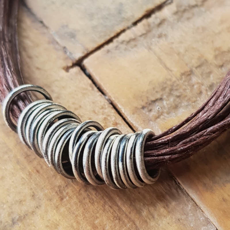 Halsband Tvinna kakaobrun, silverringarna är oxiderade & sedan mattborstade.