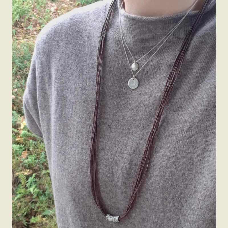 Halsband Tvinna kakaobrun, här tillsammans med silverhalsband La Luna grace & silverhalsband Lotus.