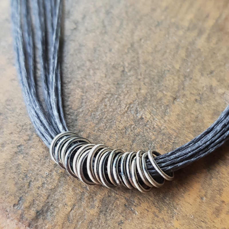 Halsband Tvinna grafitgrå, silverringarna är oxiderade & sedan mattborstade.