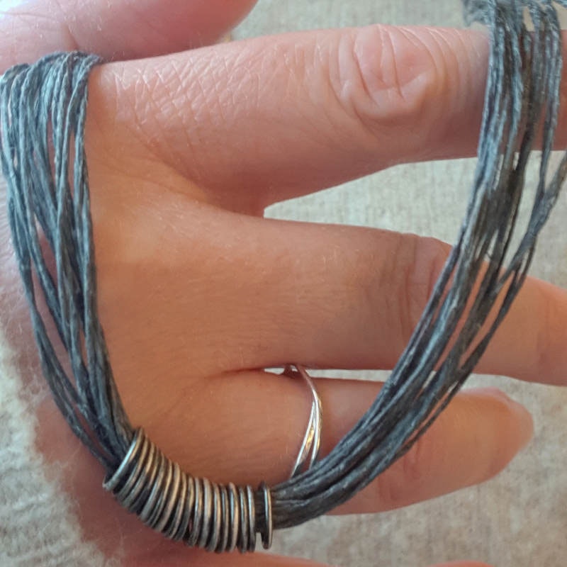 Halsband Tvinna, lintråd i mjuka nyanser möter detaljer i äkta silver.