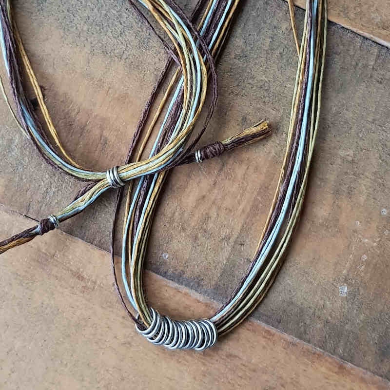 Halsband Tvinna multi, de små silverringarna vi fästet gör att längden på halsbandet går att anpassa.