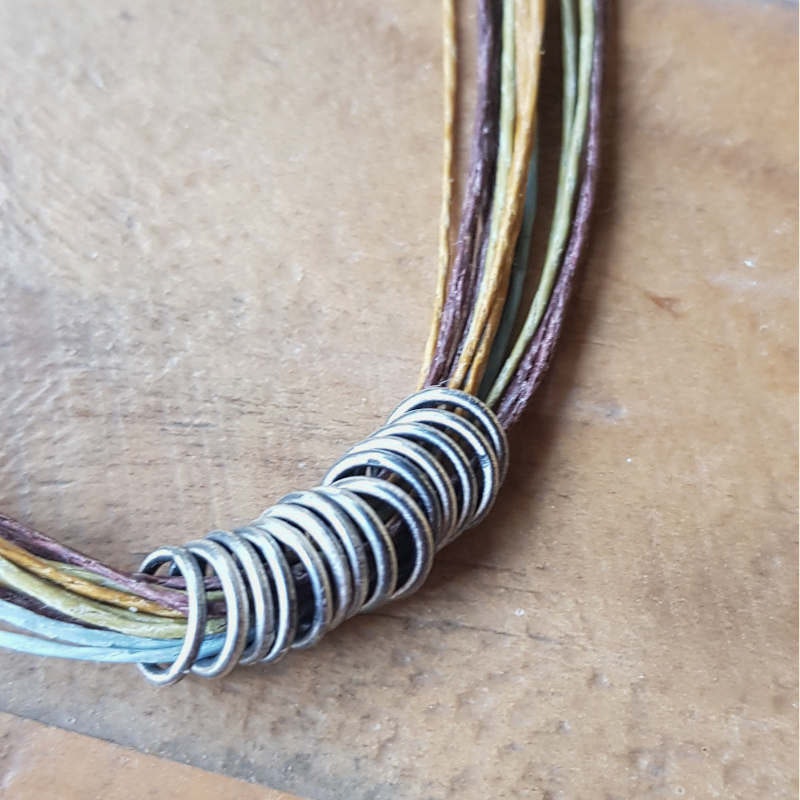 Halsband Tvinna multi, silverringarna är oxiderade & sedan mattborstade.