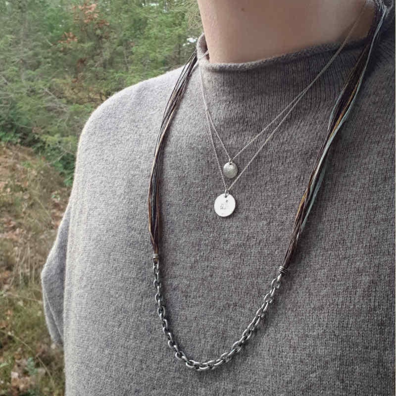 Halsband Tvinna multi kedja, här tillsammans med silverhalsband La Luna grace & silverhalsband Lotus.