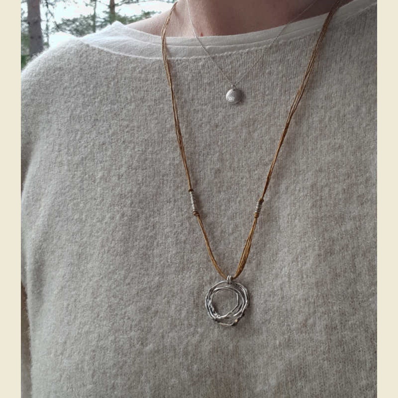 Halsband Lin silverstorm, här buret tillsammans med silverhalsband La Luna grace.