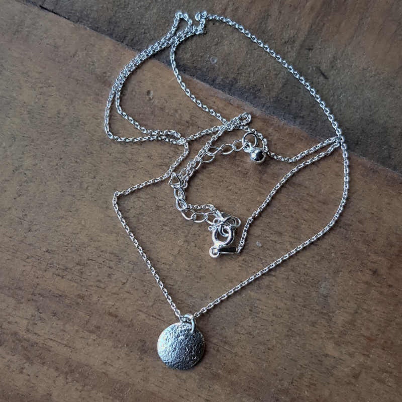 Silverhalsband La Luna grace med handgjord månberlock.