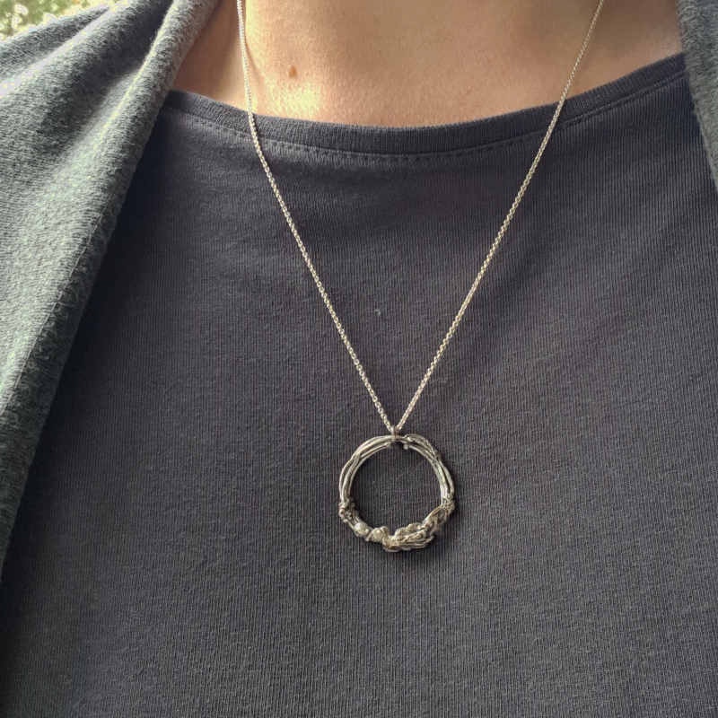 Silverhalsband Tånglek, ett kortare halsband med unikt uttryck.