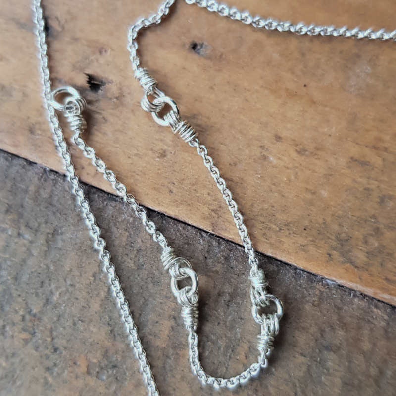 Silverkedjans design gör att längden på halsbandet går att anpassa.