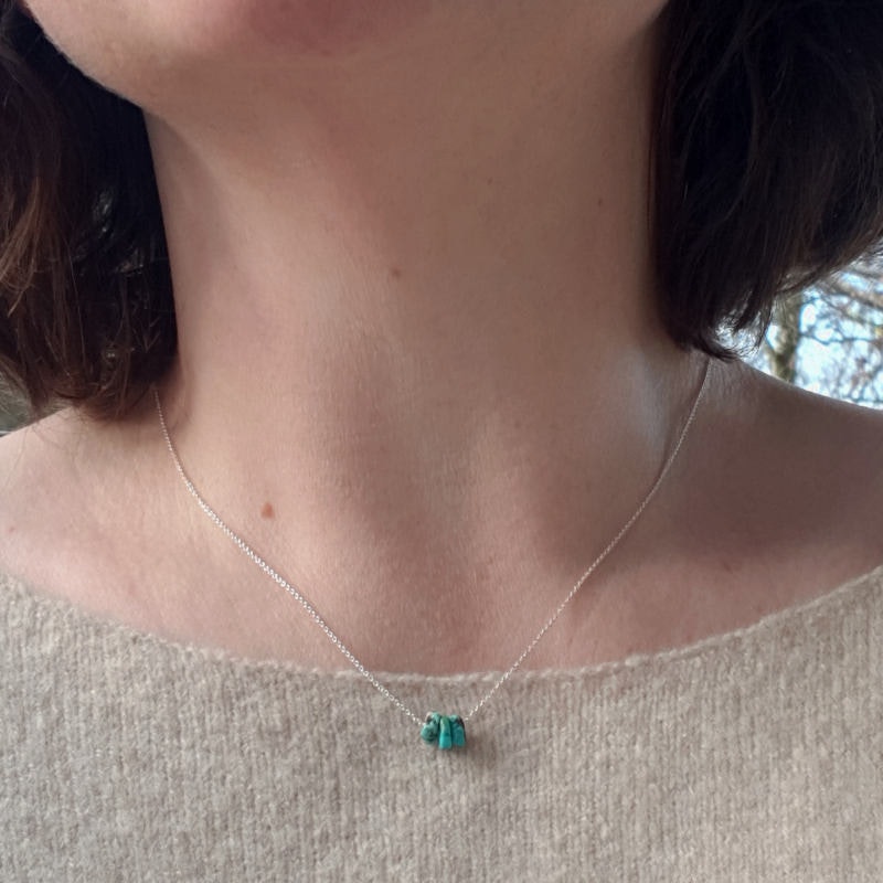 Silverhalsband med månadssten för december, nätt och behagligt att bära.