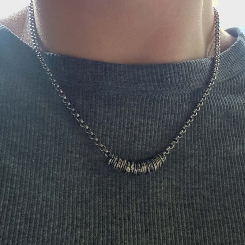 Kortare silverhalsband med robust hantverkskänsla.