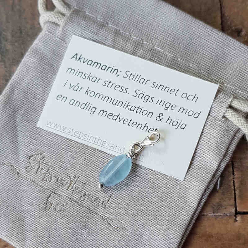 Varje kristallberlock skickas i liten smyckepåse med ett tillhörande kort där kristallens sagda egenskaper står beskrivna.