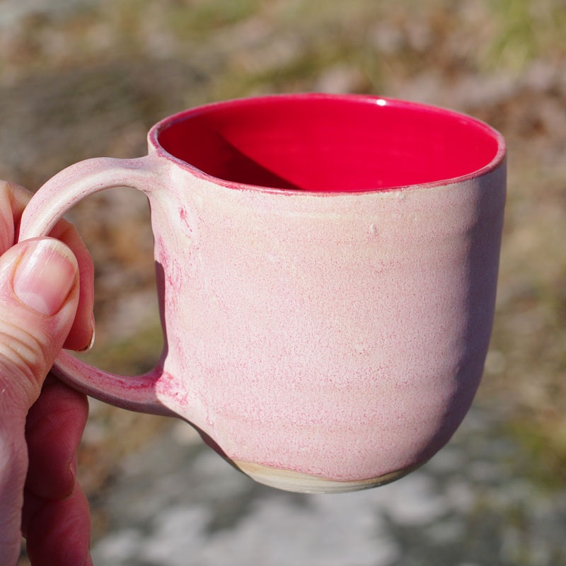 rød og rosa kaffekopp