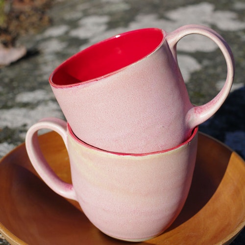 rød og rosa kaffekopp