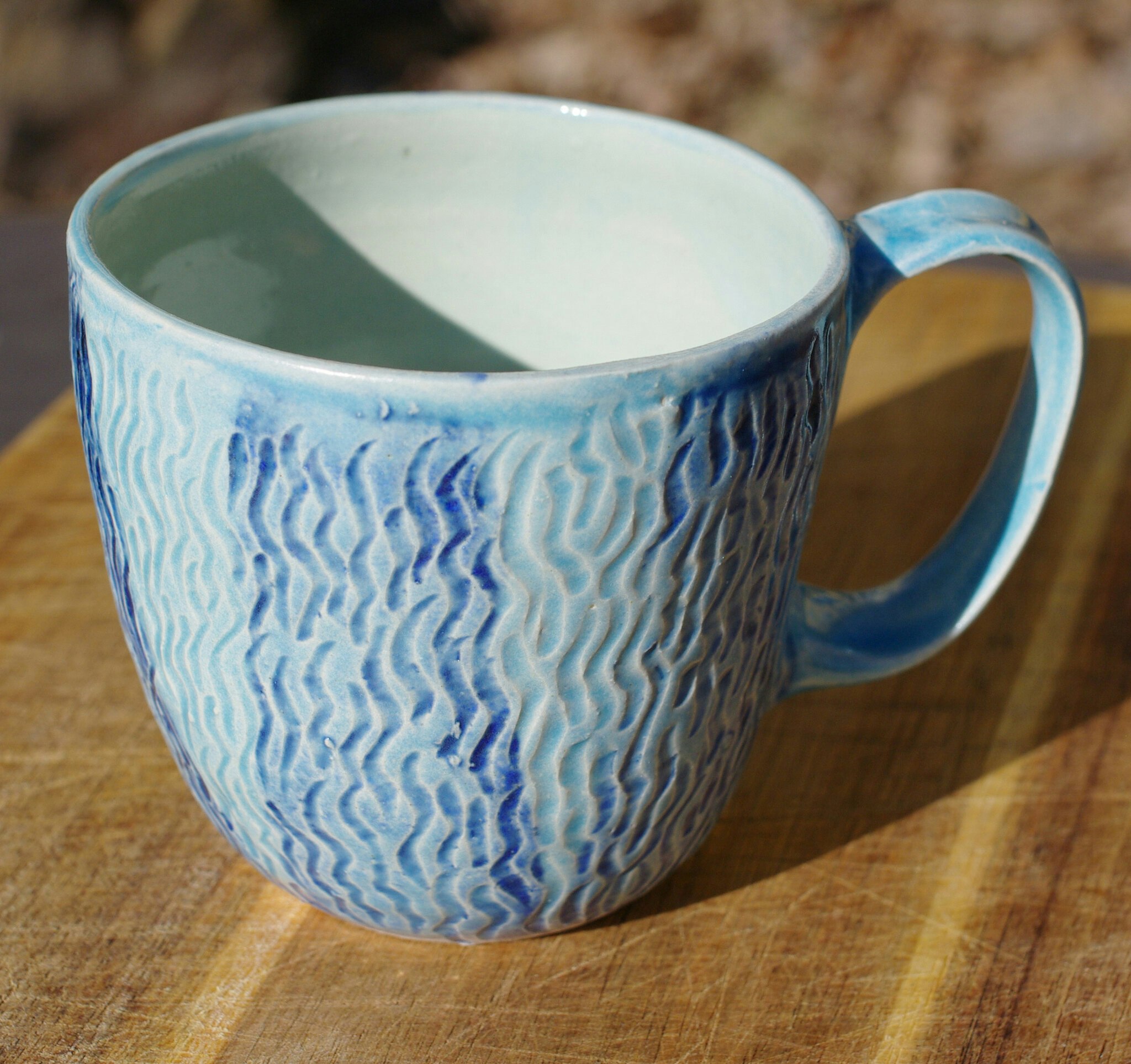 Blå kopp med bølgemønster