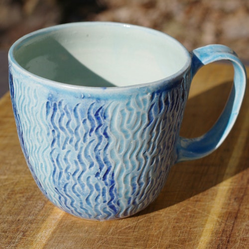 Blå kopp med bølgemønster