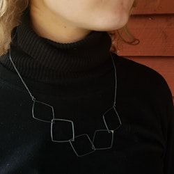 Handgjort halsband i oxiderat silver Five square short black