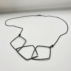 Handgjort halsband i oxiderat silver, Three square black