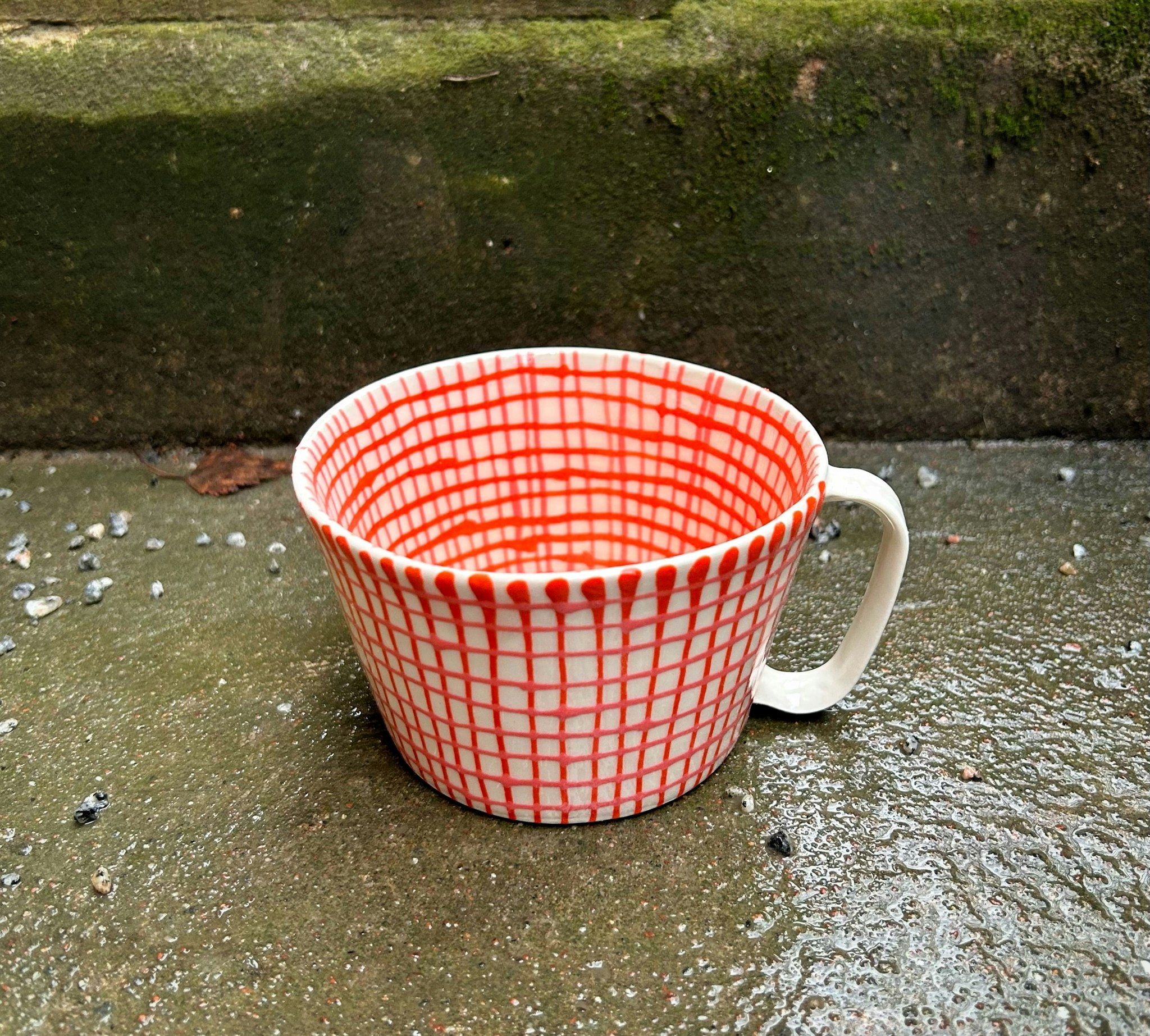 Kopp med handtag rödrutig
