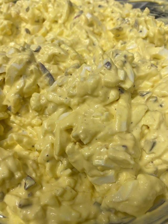 Hjemmelaget eggsalat kr 17 pr hg
