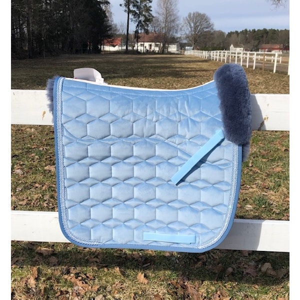 E.A. Mattes Fårskinnsschabrak water blue sammet hopp full