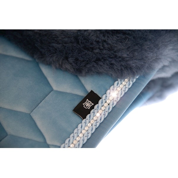 E.A. Mattes Fårskinnsschabrak water blue sammet hopp full