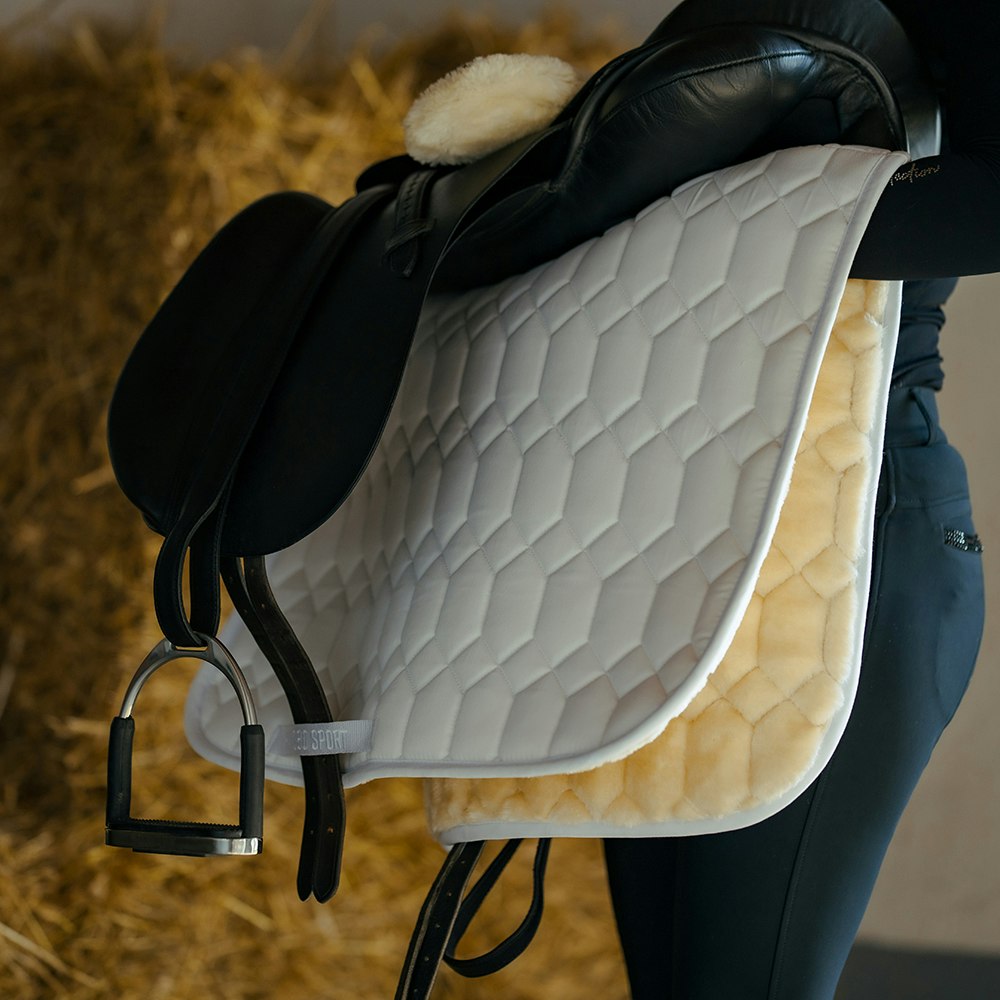 Hansbo Sheeplike dressyr vit