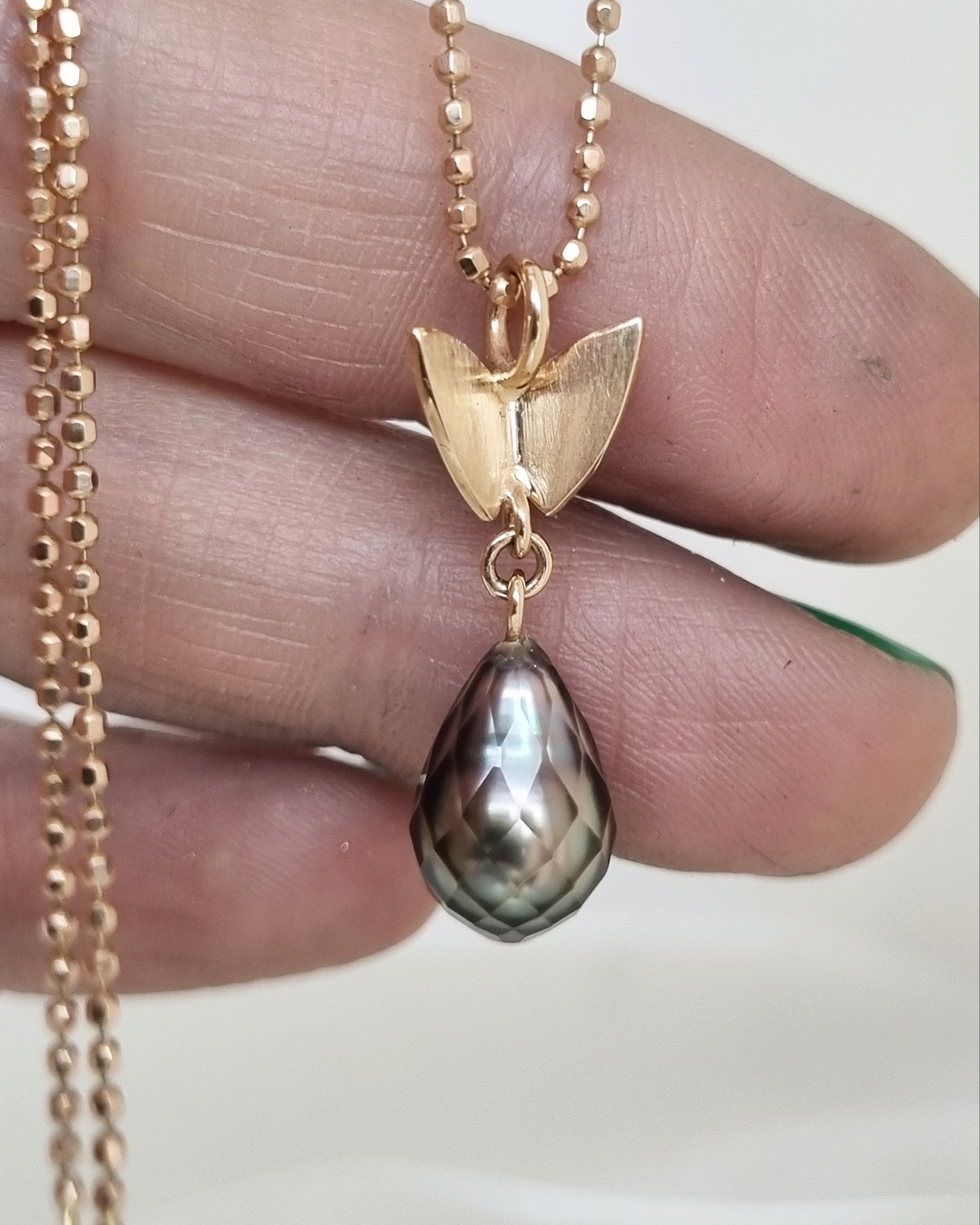 Butterfly with facetted Tahitipearl - pendant in 18K gold