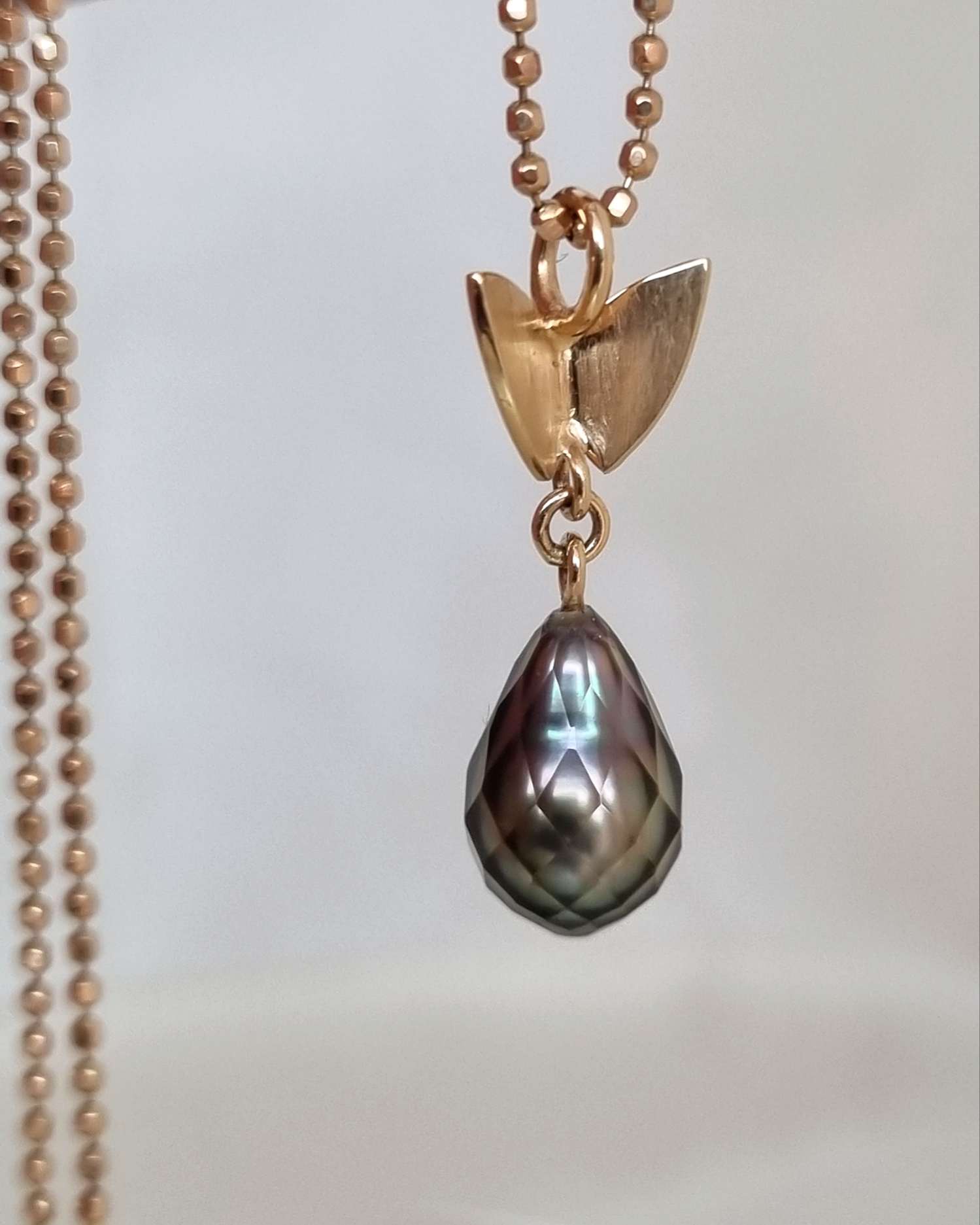 Butterfly with facetted Tahitipearl - pendant in 18K gold
