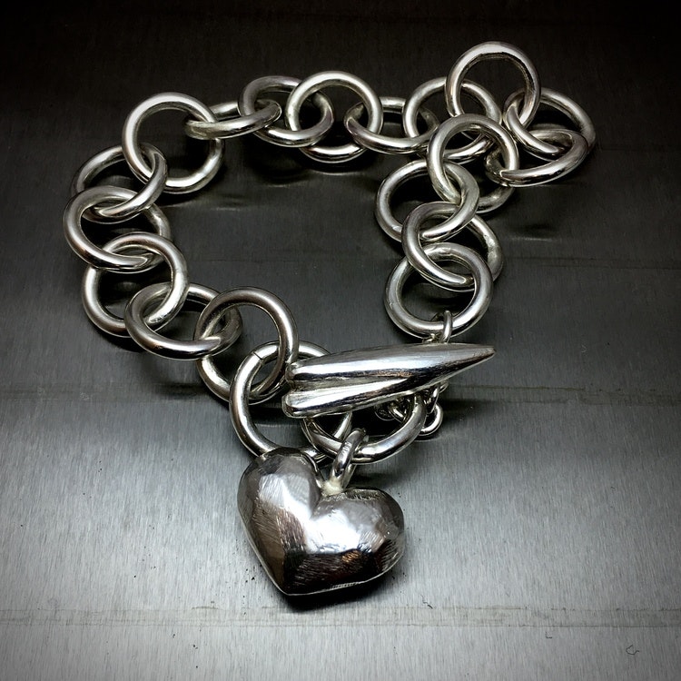 Raw Hearts - Kraftigt armband i massivt silver