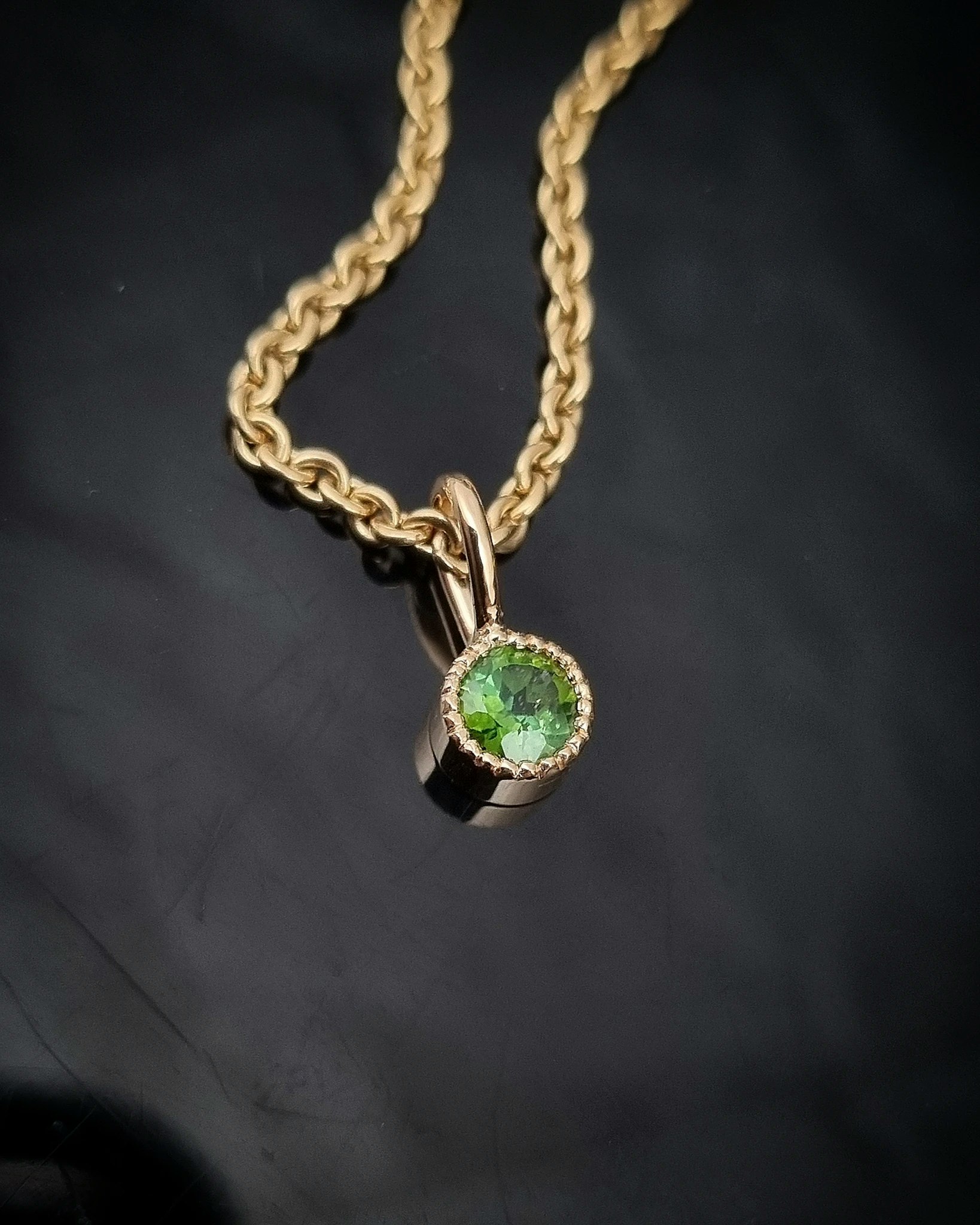 Gråsvart 8 ct Safir 14 mm- 'made by order'