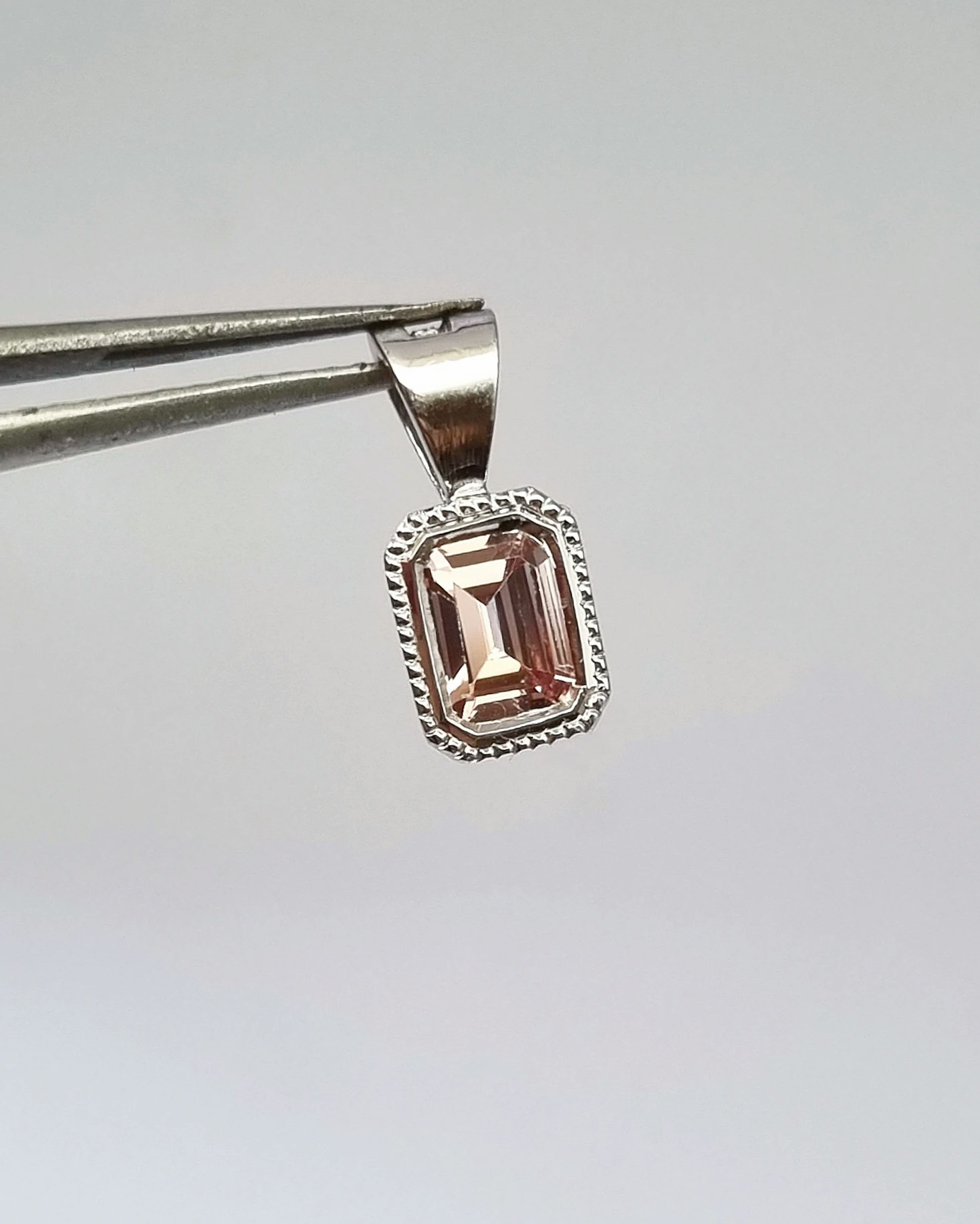 Limegrön Safir 4,6 mm trilliant - 'made by order'