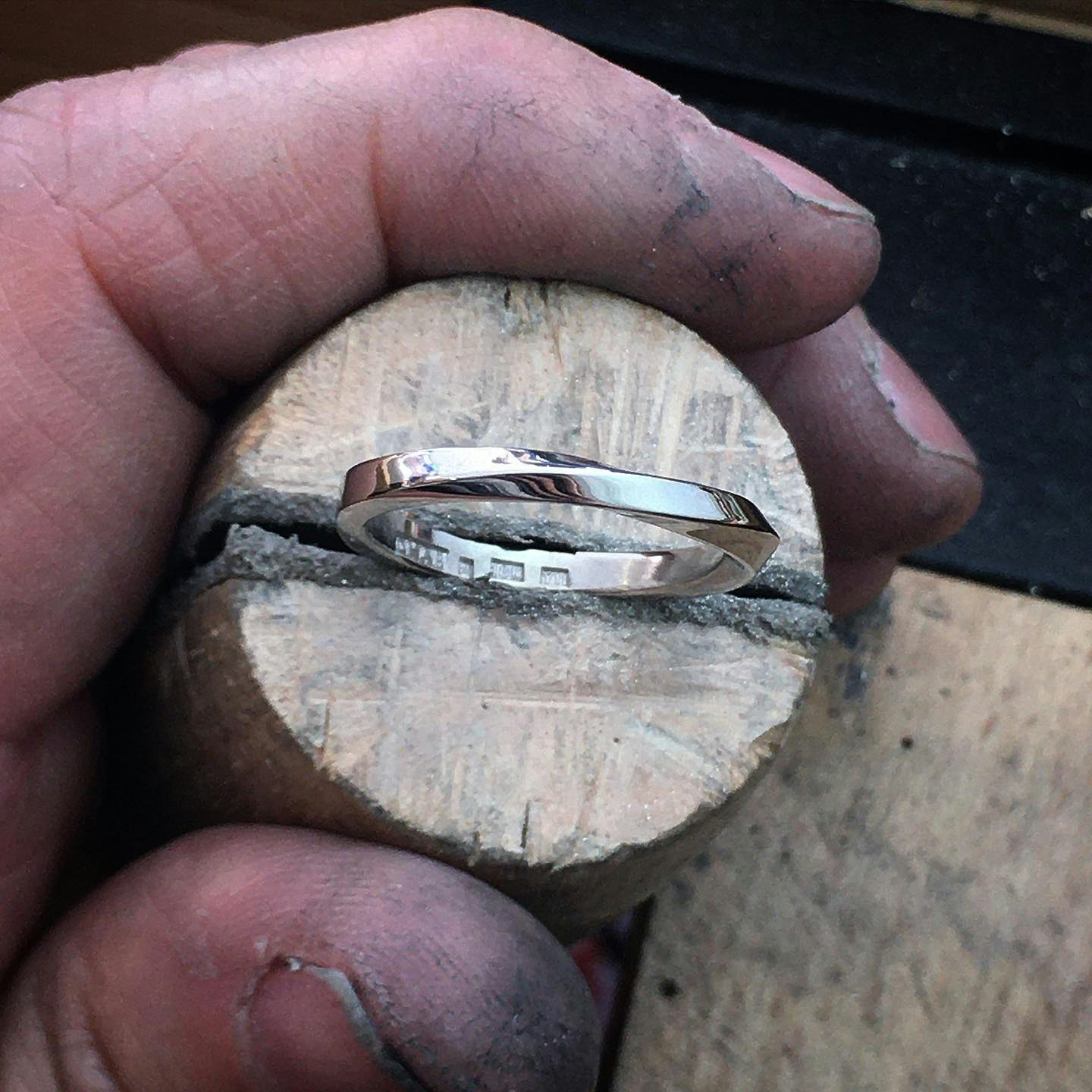 Twist - vriden ring i 18K vitguld