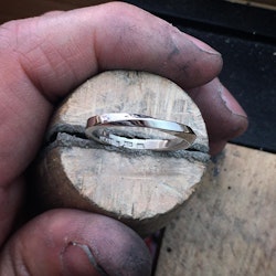 Twist - vriden ring i 18K vitguld