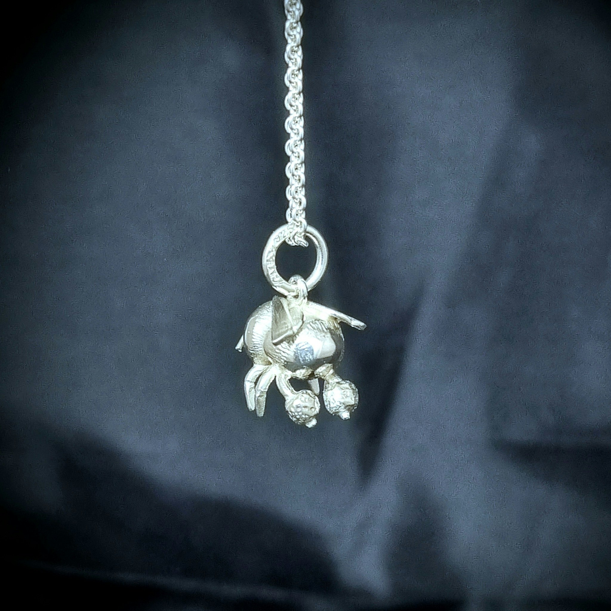 Humla - hängsmycke i 925 silver