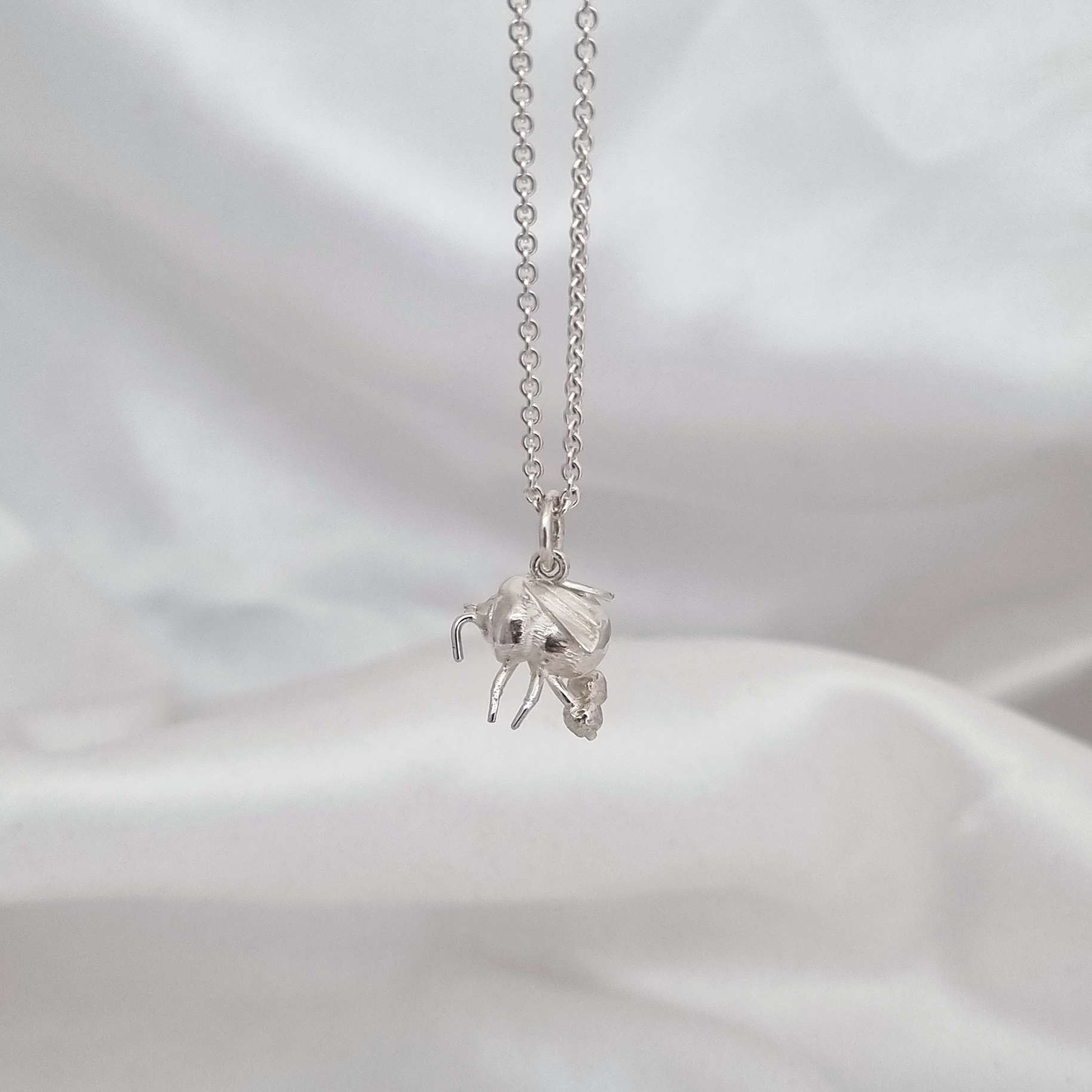 Humla - hängsmycke i 925 silver