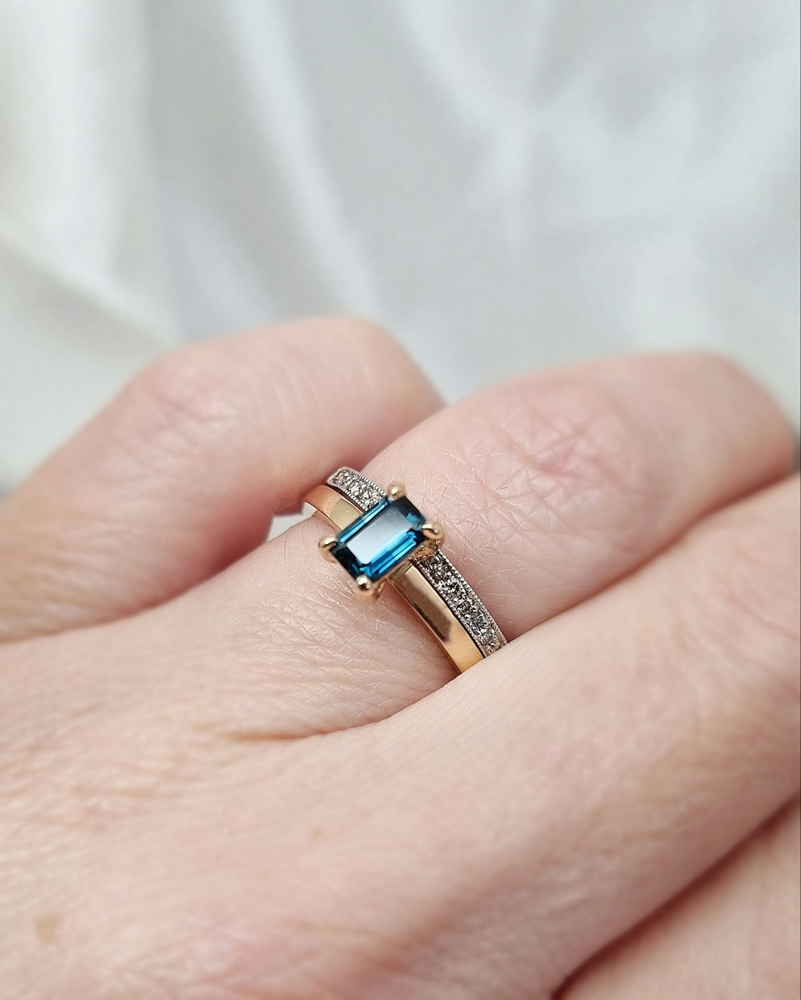 Miss Peacock - Solitär i 18K fairtrade Safir