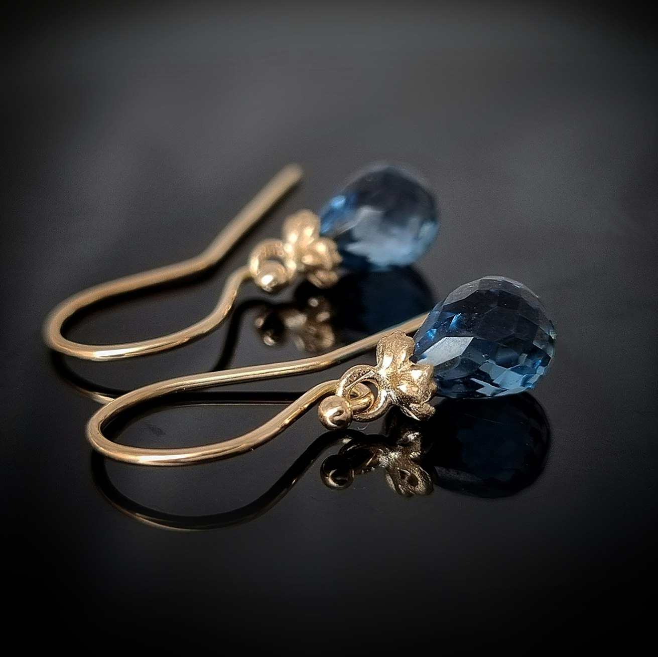 London blå Topas med gullviva - örhängen i 18K - Eco Design Sweden