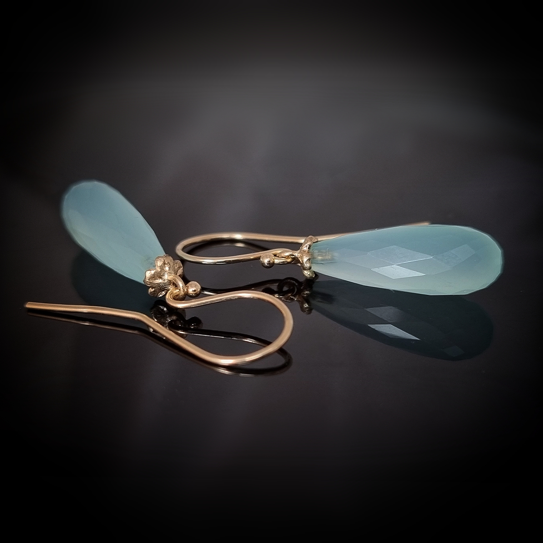 Isblå Onyx med gullviva - örhängen i 18K